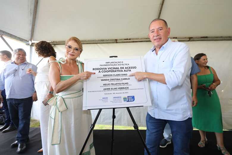 Prefeita de Sidrolândia, Vanda Camilo, ao lado de Gerson Claro