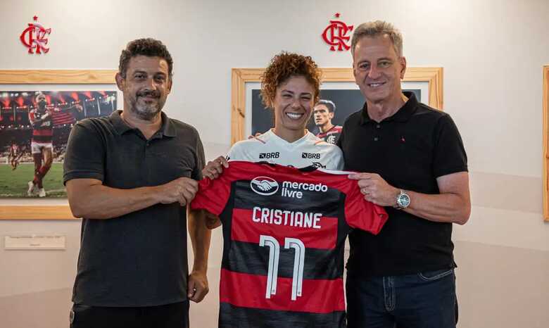 Neste domingo (14), a centroavante desembarcou no Rio de Janeiro e assinou contrato no ninho do Urubu.