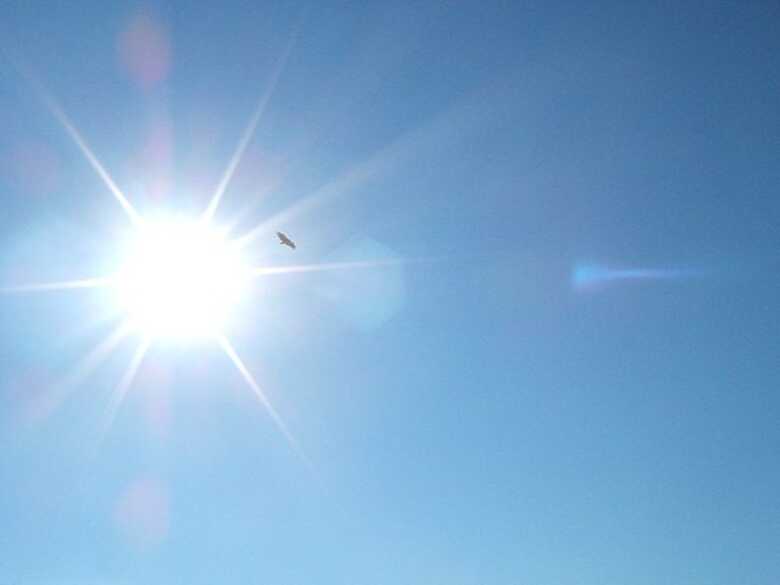 Dia ensolarado, sem nuvens na Capital.