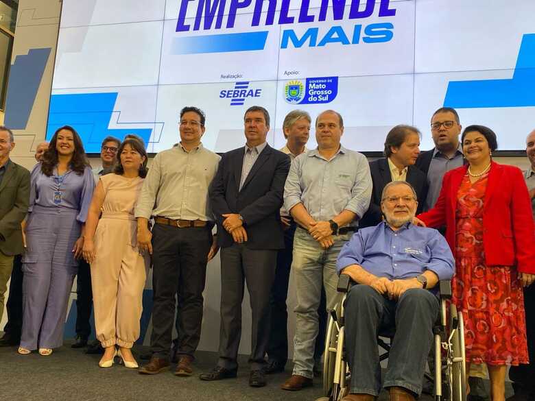 Governador Eduardo Riedel, ao lado do presidente da Famasul, Marcelo Bertoni, Edson Araújo da Fecomércio, Cláudio Mendonça do Sebrae e prefeitos do interior 