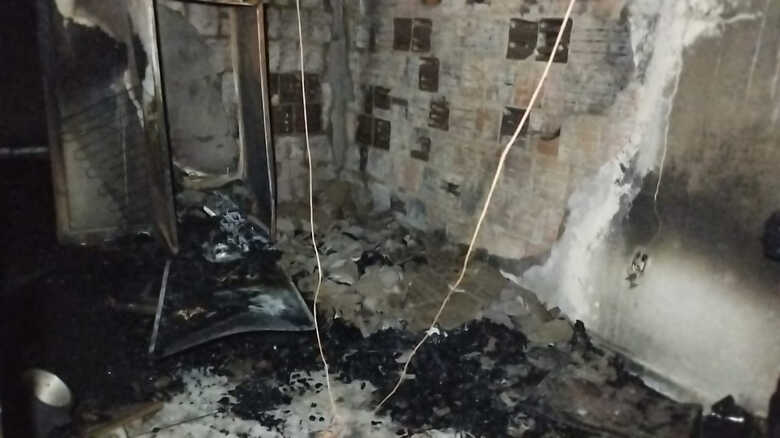 Casa ficou bastante destru&iacute;da com inc&ecirc;ndio