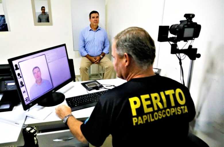 Governador de MS tirando novo RG