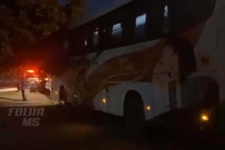 Ônibus de viagem arrastou a perna da criança