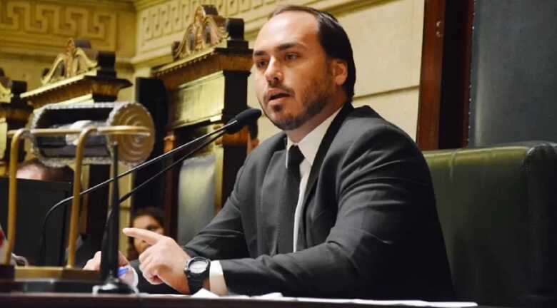 Carlos Bolsonaro &eacute; um dos investigados na opera&ccedil;&atilde;o da PF