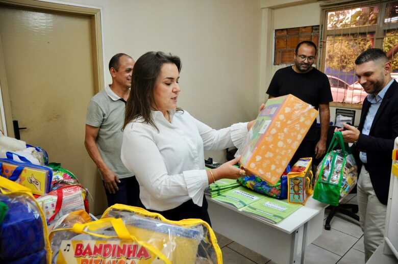 Prefeitura recebe primeira remessa de uniformes para alunos da Reme