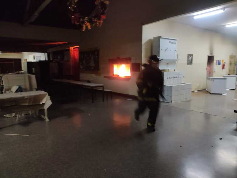 Fogo come&ccedil;ou ap&oacute;s uma explos&atilde;o na cozinha da escola