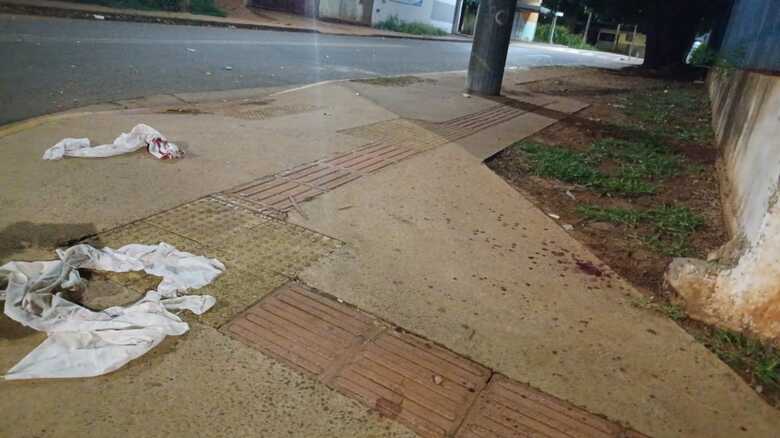 Marcas de sangue e do atendimento ficaram pela cal&ccedil;ada