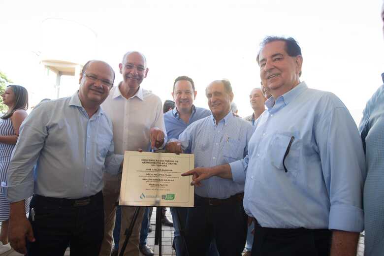 Barbosinha inaugura prédio da Sanesul, ao lado do secretário Hélio Peluffo e o prefeito de Itaporã, Marcos Antônio Pacco