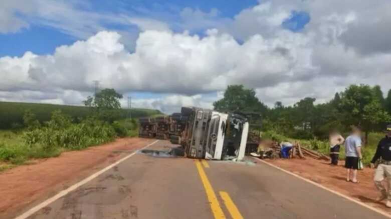 Carreta ficou tombada na pista