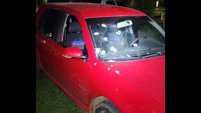 Carro ficou com diversas perfura&ccedil;&otilde;es