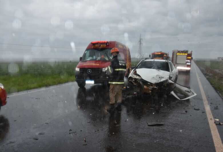 Uma pessoa morreu e outra foi socorrida pelo Corpo de Bombeiros