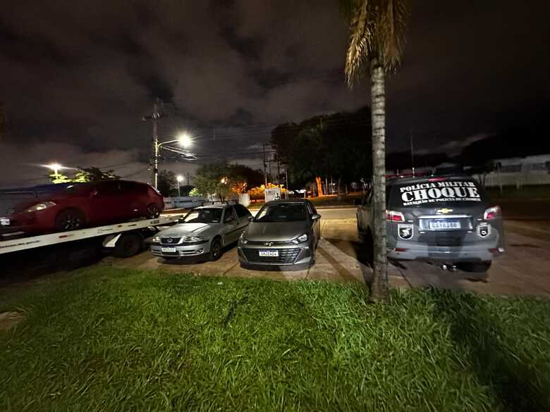 Os dois ve&iacute;culos foram apreendidos
