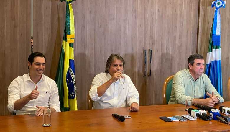 Novo secretário de Governo, Rodrigo Perez, deputado estadual Pedro Caravina e o governador Eduardo Riedel