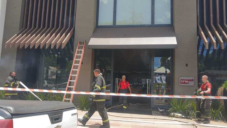 O fogo atingiu a região da churrasqueira, na cozinha do restaurante