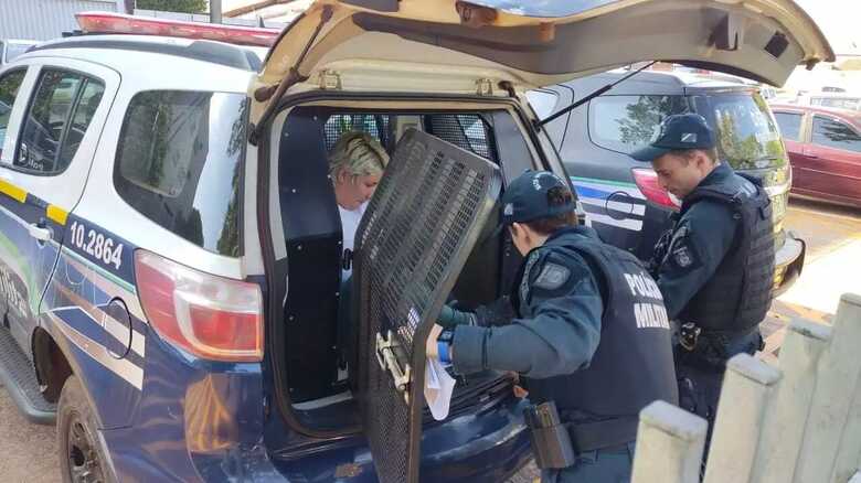 Gislaine Viegas de Souza descendo da viatura policial - 