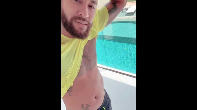 Neymar mostrou a barriga para mostrar que não está gordo