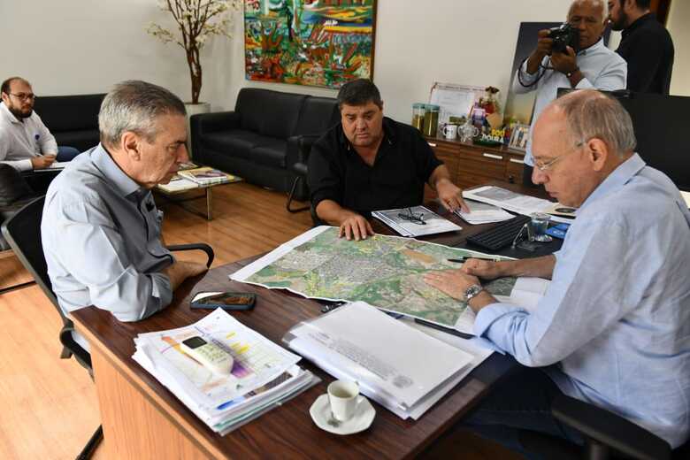 Paulo Corrêa e o prefeito Josmail Rodrigues em reunião com o secretário Hélio Peluffo