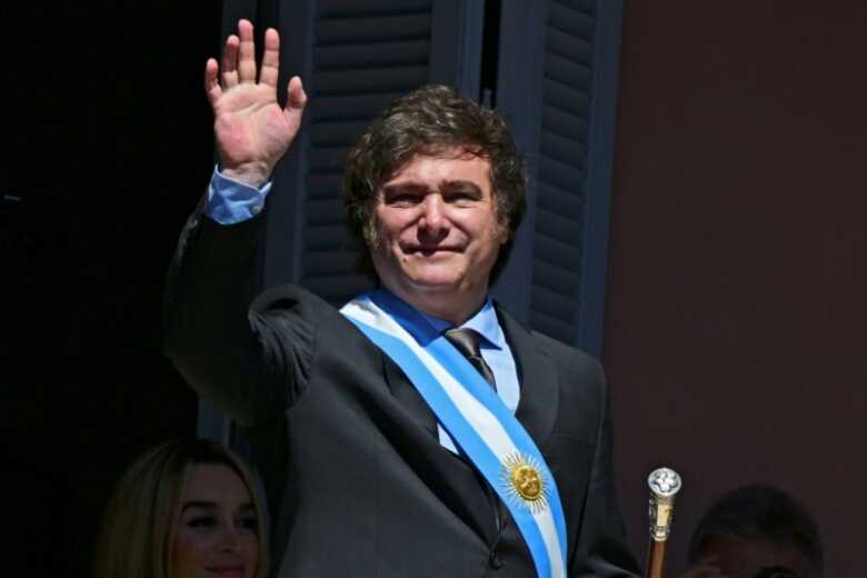 Presidente argentino restringe entrada de brasileiros