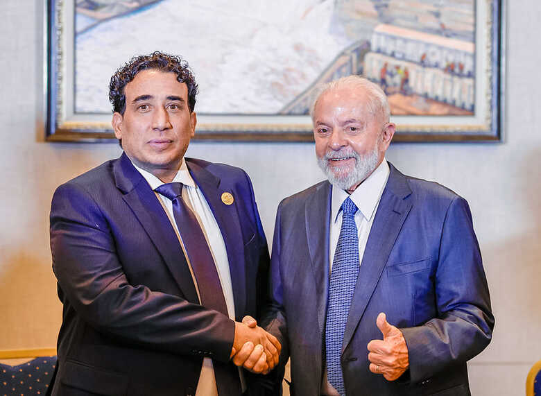 Mohamed al-Menfi, presidente do Conselho Presidencial da Líbia e o Presidente Lula após reunião