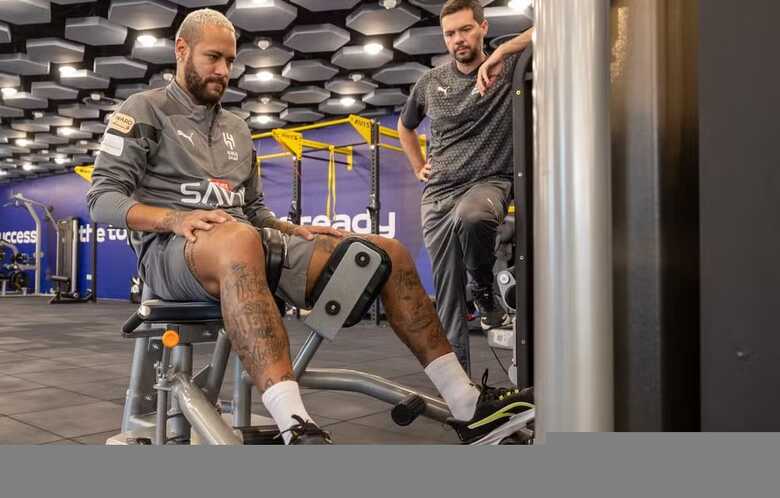 Neymar fortalece o joelho esquerdo na academia do Al-Hilal