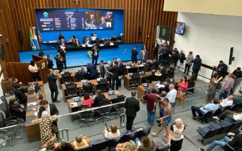 É durante as sessões plenárias que acontecem os debates e votações essenciais para a população
