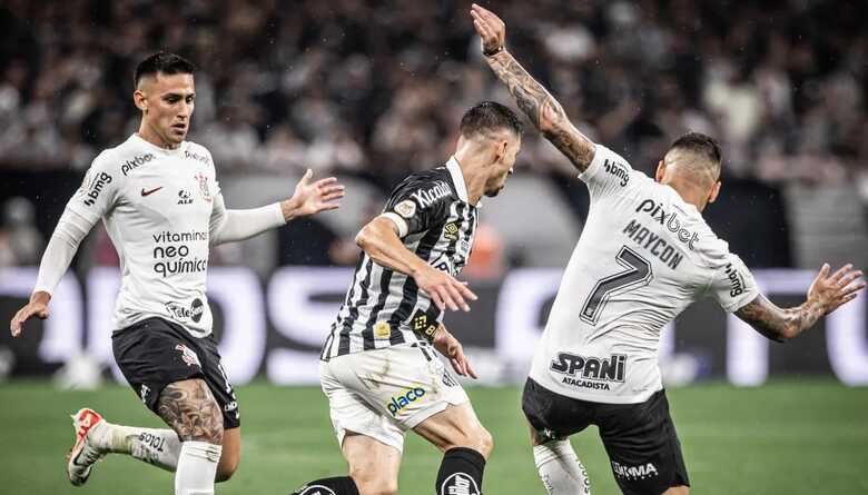 Cl&aacute;ssico entre Santos e Corinthians em 2023 na Neo Qu&iacute;mica Arena pelo Campeonato Brasileiro