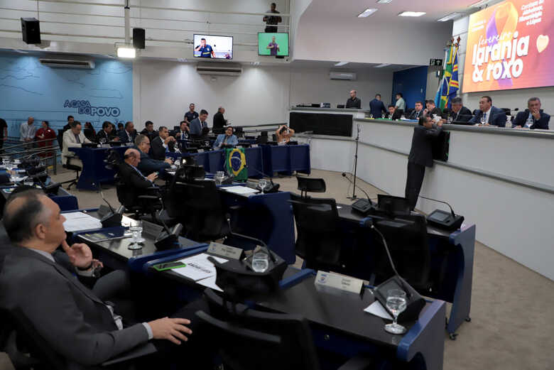 Sessão ocorre no Plenário Oliva Enciso, na sede da Casa de Leis