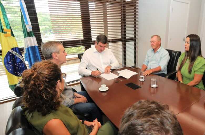Governador Eduardo Riedel, deputado Paulo Corr&ecirc;a e o prefeito Rudi Paetzold na assinatura de conv&ecirc;nio das obras