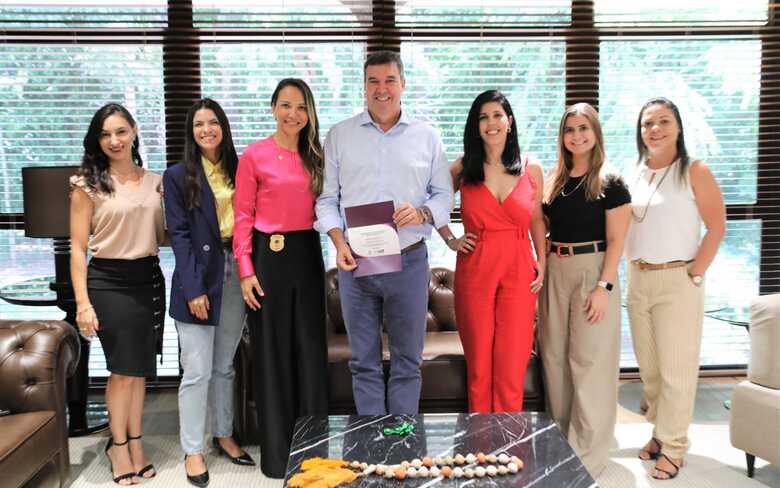Governador Eduardo Riedel se re&uacute;ne com delegadas