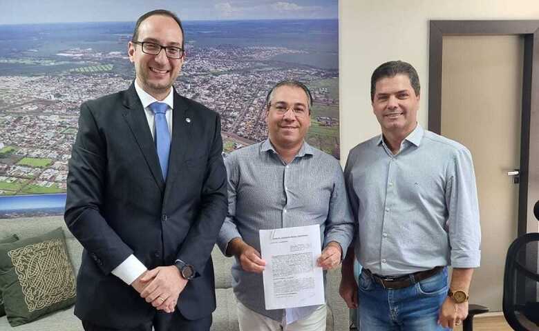 Pedro Paulo Gasparini, secret&aacute;rio&nbsp;Thiago Caminha e o prefeito de Maracaju,&nbsp;Marcos Calderan