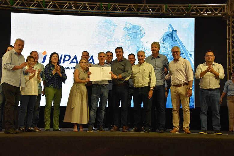 Robson Del Casale ao lado do governador Eduardo Riedel e demais autoridades