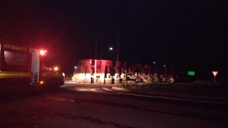 Carreta tombou nas margens da rodovia