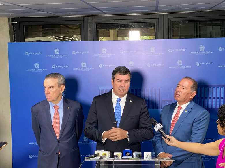 Governador Eduardo Riedel ao lado dos deputados Paulo Corr&ecirc;a e Gerson Claro