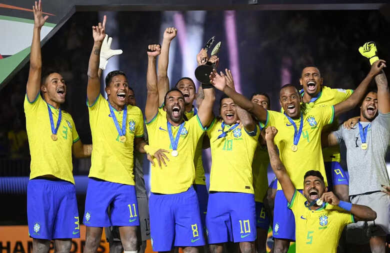 Brasil ergue a taça de campeão mundial de futebol de areia  Foto: Tullio Puglia - FIFA/FIFA via Getty Images Brasil ergue a taça de campeão mundial de futebol de areia