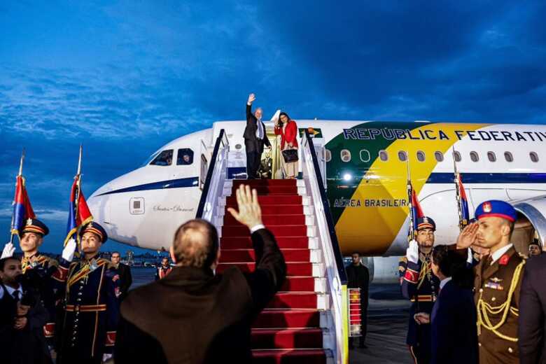 Presidente Lula e primeira-dama, Janja, durante embarque para Adis Abeba, no Aeroporto Internacional do Cairo