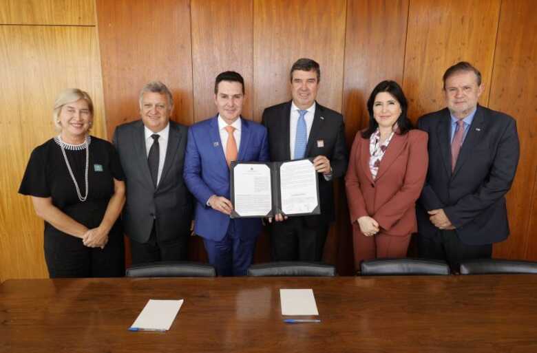 Riedel&nbsp;ao lado dos ministros Jader Barbalho e&nbsp;Simone Tebet, do secret&aacute;rio Eduardo Rocha, Maria do Carmo Avesani, e do presidente da Caixa, Carlos Ant&ocirc;nio Fernandes