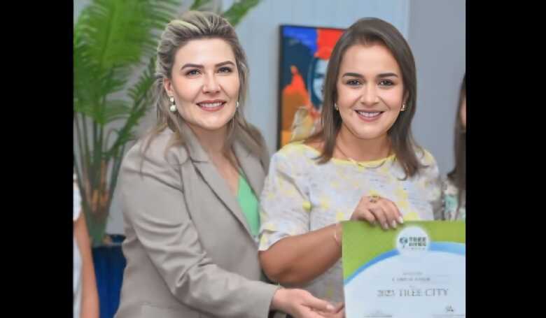 Adriane Lopes e a secretária de Meio Ambiente, Kátia Sarturi seguram certificado