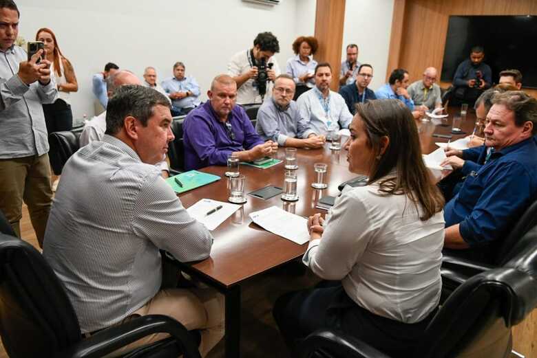 Participam do ato de assinatura com o governador Eduardo Riedel e a prefeita Adriane Lopes,&nbsp;o superintendente executivo de Habita&ccedil;&atilde;o da Caixa em MS, Thiago de Matos, os secret&aacute;rios estaduais H&eacute;lio Peluffo, e Eduardo Rocha e&nbsp;Marcelo Miglioli