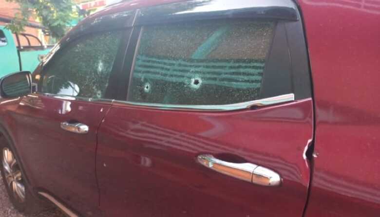 Marcas dos tiros ficaram no carro