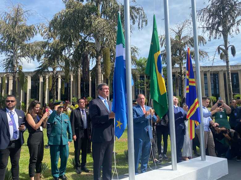 Governador hasteando a bandeira de Mato Grosso do Sul