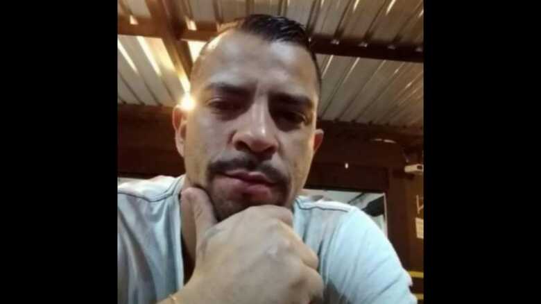 Michael Douglas foi assassinado com golpes de faca