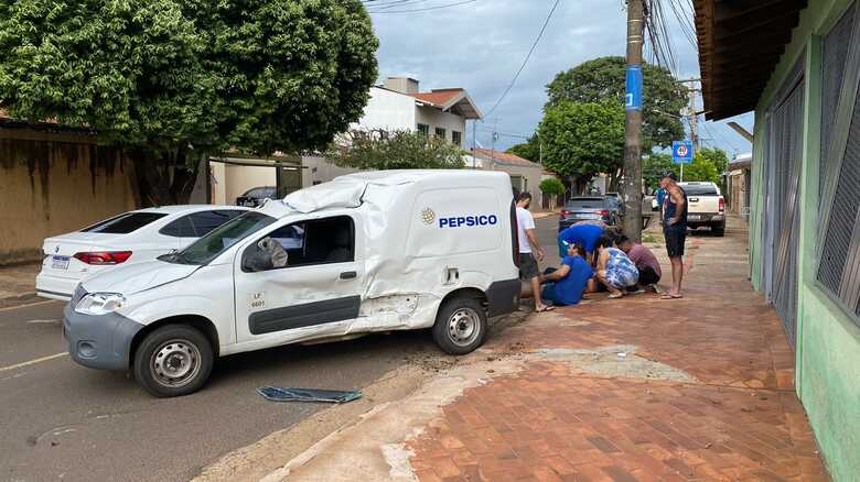 Fiorino chegou a capotar, mas parou 'em pé'