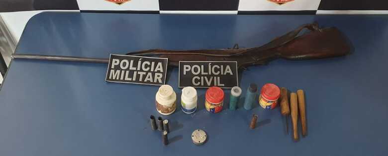 Armamento recolhido após ação da Polícia Militar e Polícia Civil