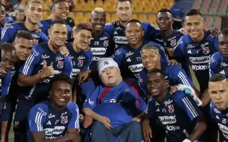 Torcedor de despede do time antes de ser submetido à eutanásia