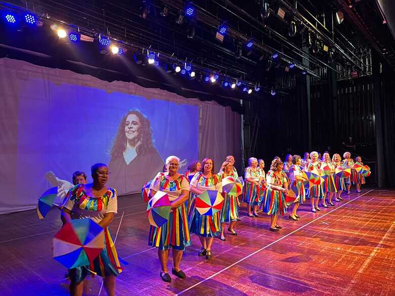 Integrantes do projeto Ativa Idade em apresentação de canto e dança