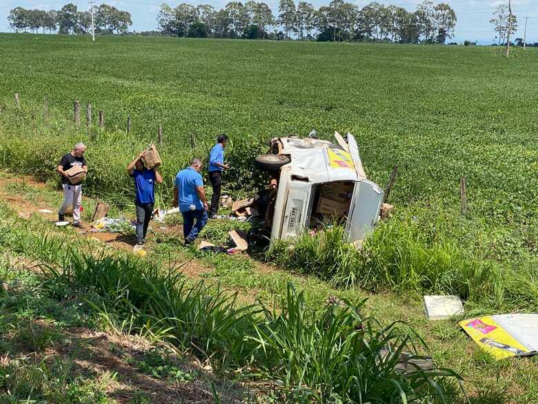 Kombi parou nas margens da rodovia