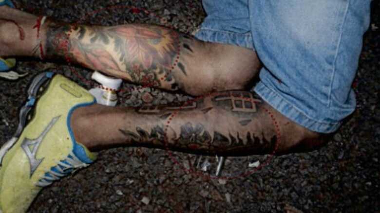 Wellingson 'Rico'  Ca&iacute;do ao solo ap&oacute;s ser executado / 