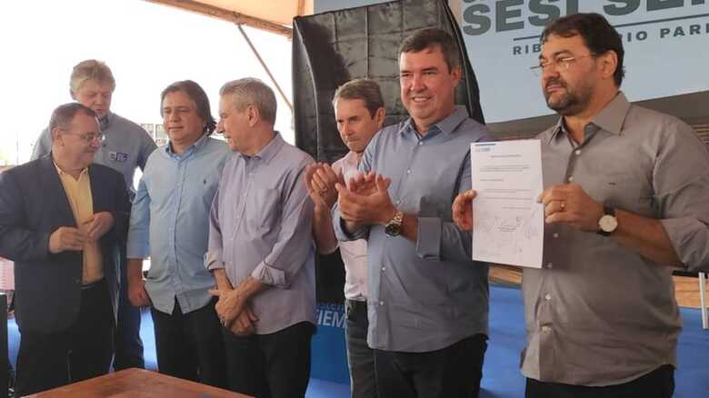 Governador Eduardo Riedel, Sérgio Longen da Fiems e autoridades assinam lançamento de obra e autorização das aulas