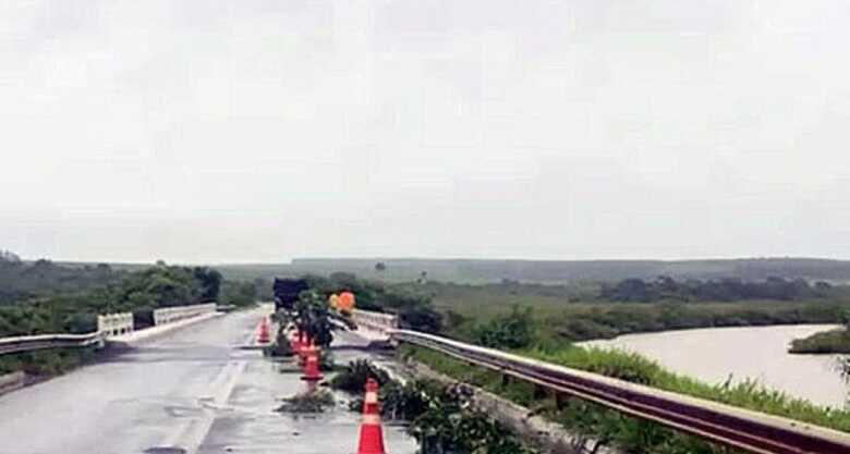 Ponte na rodovia MS-295, entre Iguatemi e Tacuru interditada devido aos estragos causados pela chuva