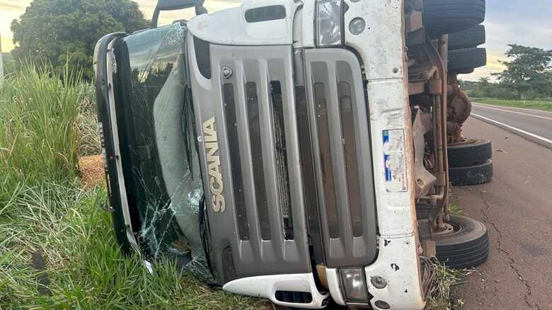 A carga de amendoim, ficou espalhada as margens da pista, sendo removida por funcion&aacute;rios da empresa